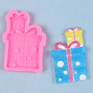 Vista detallada de un molde de silicona para cajas de regalo con su creación de fondant.
