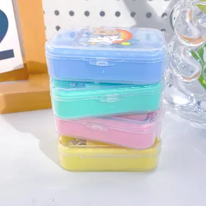 Pila de cajas de almacenamiento portátiles de colores para kits de manicura creativos