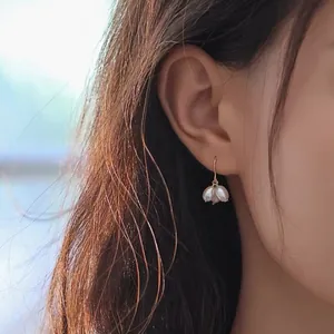 Elegantes pendientes hechos a mano de perlas de agua dulce con acabado en oro de 14K