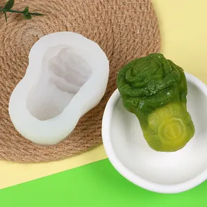 Detailansicht einer kohlförmigen Silikonform mit dem fertigen grünen Fondant-Ergebnis.