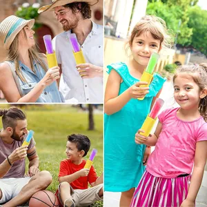 Familias felices usando fundas de neopreno amarillo para polos frescos al aire libre.