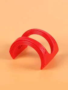 Macro-weergave van een rode plastic taco-houder met een getextureerd zeshoekig patroon