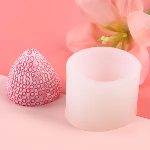 Detailansicht der Erdbeer-Silikonform mit Erdbeerprobe auf rosa Hintergrund.