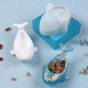 Vue détaillée du moule en silicone en forme de baleine avec plateaux en résine et plâtre