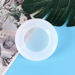Vista dettagliata di uno stampo circolare in silicone traslucido per posacenere in resina