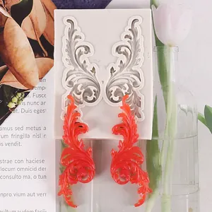 Vue détaillée du moule en silicone de vigne à fleurs en relief rétro avec moulages orange
