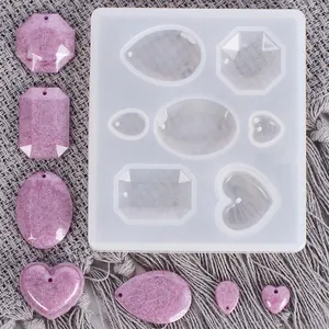 Vue détaillée du moule en silicone et des pendentifs en résine violette scintillante