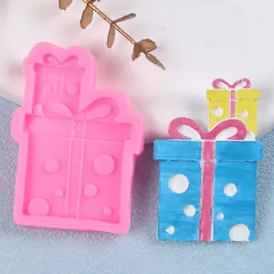 Detalle de molde de silicona de caja de regalo de Navidad con decoración de fondant