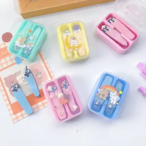 Vista detallada de sets de cortaúñas portátiles de colores con lindos diseños de dibujos