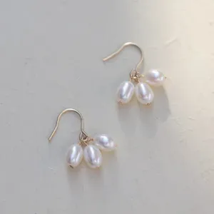 Pendientes elegantes de racimo de perlas de agua dulce con ganchos de oro de 14K