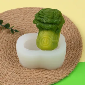 Detailansicht einer Silikonform für Kohl und des fertigen grünen Fondant-Gemüses.