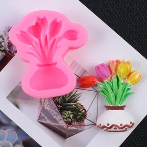 Dettaglio dello stampo in silicone per vaso di tulipani con esempio di fiori in resina