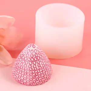 Detailansicht der Erdbeer-Silikonform und strukturierte rosa Erdbeere Bastelarbeit