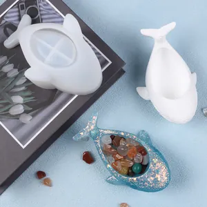 Vue détaillée du moule en silicone baleine avec exemples de plateaux en résine et plâtre