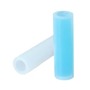 Gros plan de moules cylindriques en silicone pour la création de bijoux en résine.