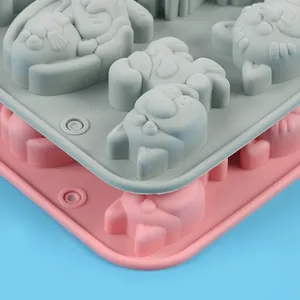 Primer plano de moldes de silicona con formas de animales para decoración de chocolate