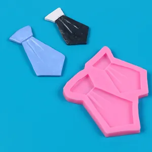 Detailweergave van een roze siliconen mal voor stropdassen met fondant versieringen