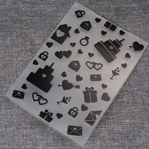 Detalle de carpeta de estampado para fondant con diseños de corazones y tartas para DIY