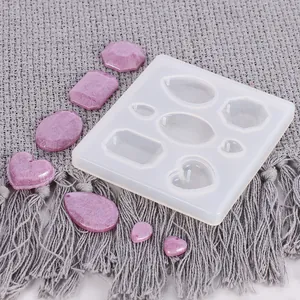 Vue détaillée du moule en silicone avec formes cœur et diamant et pendentifs en résine.