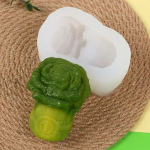 Nahaufnahme einer Silikonform für Chinakohl und grüner Fondant-Kohl-Dekoration