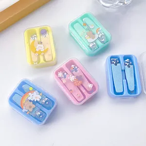 Vista detallada de juegos de cortaúñas portátiles en estuches coloridos con dibujos.