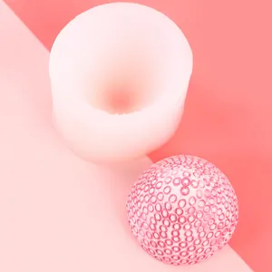 Detail der Silikonform für eine Kugel mit Noppen und Kerzenmuster