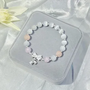 Detailansicht eines Lavendel-Katzenaugen-Steinarmbands mit silberner Schleife
