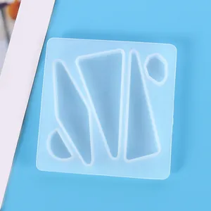 Détail d'un moule en silicone translucide aux formes géométriques pour résine DIY