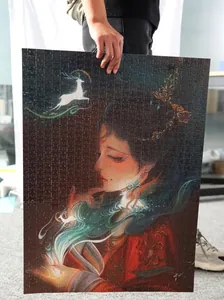 Großes fertiges Puzzle mit Illustration im chinesischen Stil, aufrecht gehalten