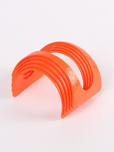 Detailweergave van een feloranje plastic tacohouder met meerdere sleuven