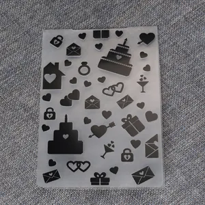Vista detallada de una carpeta de relieve para fondant con diseños de corazones y tartas.