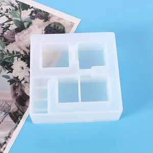 Vista dall'alto di uno stampo in silicone quadrato a più scomparti per vasi in resina DIY.