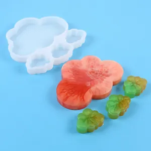 Wolkenförmige Silikonform für DIY Harz-Anhänger mit bunten Beispielen auf blauem Grund