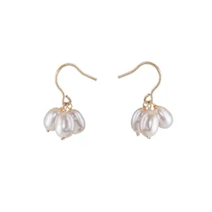 Elegantes pendientes de racimo en oro de 14K con pequeñas perlas de agua dulce