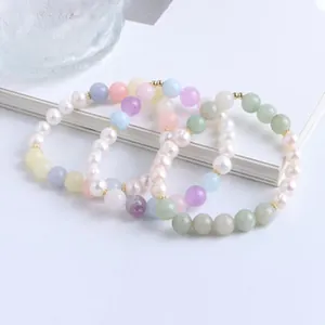 Nahaufnahme von drei pastellfarbenen Perlenarmbändern mit bunten Natursteinen