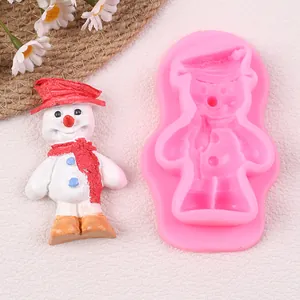 Detailansicht der rosa Schneemann-Silikonform mit einer fertigen Schneemannfigur
