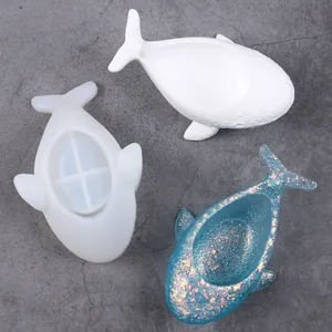 Vue détaillée du moule en silicone baleine avec des plateaux en résine finis pour DIY.