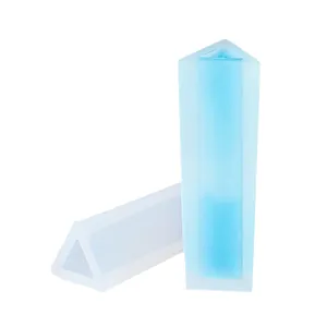 Détails d'un moule en silicone à prisme triangulaire pour la création de bijoux DIY