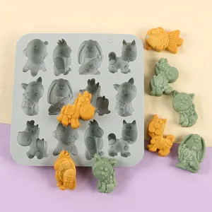 Molde de silicona con variadas formas de animales y chocolates para decorar pasteles