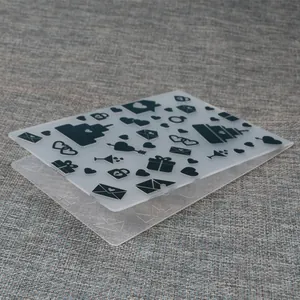 Detalle de la carpeta de relieve DIY con motivos de corazón para decorar tartas
