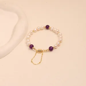 Λεπτομέρεια βραχιολιού από μαργαριτάρια γλυκού νερού με αμέθυστο και μαγνητικό κούμπωμα