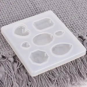 Vue détaillée d'un moule en silicone multi-formes pour la création de bijoux DIY