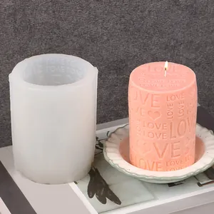 Detail van cilindrische siliconen mal met hart- en LOVE-patronen voor DIY-kaarsen