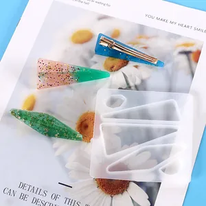 Vue détaillée du moule en silicone DIY pour épingles à cheveux en résine et modèles.