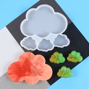 Wolkenförmige Silikonform für DIY-Harzhandwerk mit bunten, fertigen Wolkenmustern
