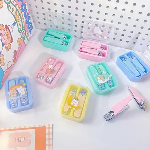 Vista detallada de kits de cortaúñas portátiles con dibujos animados en colores pastel.