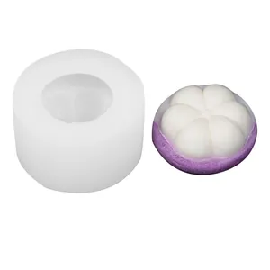DIY Mangostan-Fruchtform aus Silikon für Schokoladen-Fondant-Kuchendekoration auf weißem Hintergrund