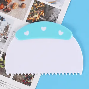 Raspador de pasteles de plástico con borde dentado y mango de corazón azul decor
