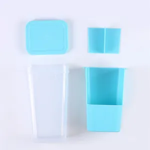Boîte de conservation transparente pour légumes avec couvercle bleu et séparateurs.