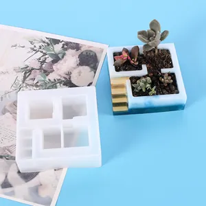 Vista dettagliata dello stampo in silicone per vasi succulente DIY con design a scala